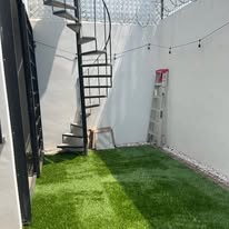 Pasto sintético en jardín